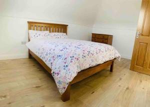 Cama o camas de una habitación en Teach Dunmore in the heart of Donegal Gaeltacht.