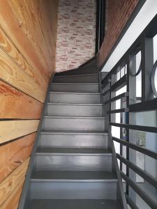 eine Wendeltreppe in einem Gebäude mit einer Ziegelmauer in der Unterkunft Petite maison type Loft en plein bourg d'Ambazac in Ambazac + 2 Fotos