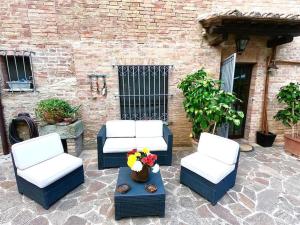 A seating area at Casa Lazzaro al centro di Siena