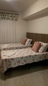 2 camas en una habitación de hotel con en Dom Ângelo Hospedagem en Bento Gonçalves