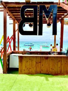 a bar on the beach with a view of the ocean at MIRADOR DE BARU in Cartagena de Indias