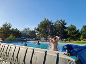 Bazén v ubytování Riviera Camp nebo v jeho okolí