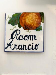 Ein Zeichen für eine römische Orange an der Wand in der Unterkunft Home Milù Florence in Florenz
