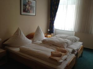 Postel nebo postele na pokoji v ubytování Yumi Hotel Sushi-Steaks & Friends