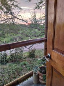 una puerta abierta con vistas al agua en Charming - 2 Storey Eco-Home, en Olón