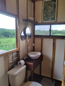 Baño pequeño con aseo y lavamanos en Charming - 2 Storey Eco-Home, en Olón