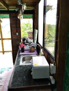 una cocina con fregadero en una casa pequeña en Charming - 2 Storey Eco-Home, en Olón