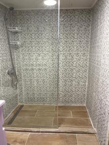 een douche met een glazen deur in de badkamer bij Alfama Guest House in Lissabon
