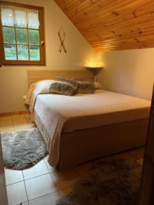 a bedroom with a large bed in a room at Marmotte Gîte 2à4 personnes avec cheminée à 10mn des pistes in Aragnouet