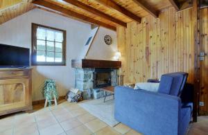 a living room with a tv and a fireplace at Marmotte Gîte 2à4 personnes avec cheminée à 10mn des pistes in Aragnouet