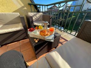 una mesa con una bandeja de comida en el balcón en Ático oceánico, en Malpica de Bergantiños