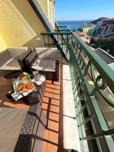 un balcón con una bandeja de comida en una mesa en Ático oceánico, en Malpica de Bergantiños