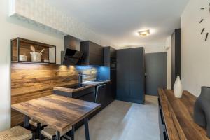 Kuchyňa alebo kuchynka v ubytovaní MarineLake Apartman Balatonföldvár By BLTN