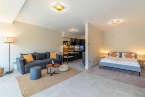 Posteľ alebo postele v izbe v ubytovaní MarineLake Apartman Balatonföldvár By BLTN