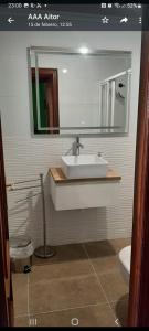 y baño con lavabo y espejo. en Apartamento playa Ris-Noja en Noja