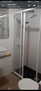 y baño con ducha de cristal y lavabo. en Apartamento playa Ris-Noja en Noja