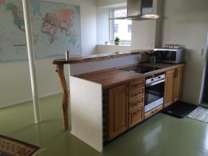 Kitchen o kitchenette sa Kratgaardens Apartment