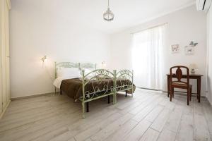 een slaapkamer met een bed, een tafel en een stoel bij A Due Passi Da Toledo in Napels