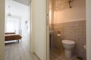 een badkamer met een toilet en een wastafel bij A Due Passi Da Toledo in Napels