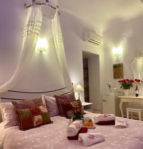ein Schlafzimmer mit einem Bett mit Kissen darauf in der Unterkunft Home Milù Florence in Florenz