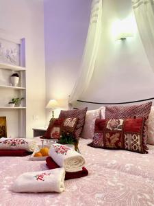 ein Schlafzimmer mit einem Bett mit Kissen darauf in der Unterkunft Home Milù Florence in Florenz