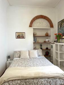 ein Schlafzimmer mit einem Bett in einem weißen Zimmer in der Unterkunft Home Milù Florence in Florenz
