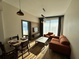 uma sala de estar com um sofá e uma mesa em Boreti Residence em Budva