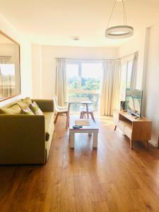 a living room with a couch and a table at Fantástico depto. con vistas panorámicas in Vicente López