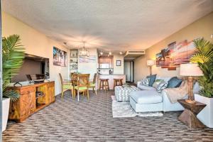 TV a/nebo společenská místnost v ubytování Maui Oceanview Penthouse at Kaanapali Resort