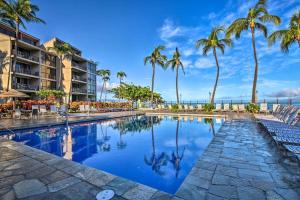 Bazén v ubytování Maui Oceanview Penthouse at Kaanapali Resort nebo v jeho okolí