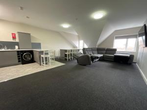 sala de estar amplia con sofá y mesa en Hosted By Ryan - 4 Bedroom Penthouse Apartment en Liverpool