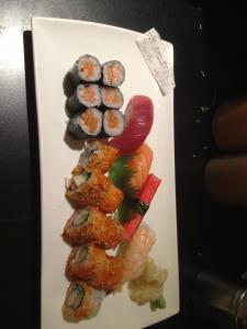 einen Teller mit Sushi und Gemüse darauf in der Unterkunft Yumi Hotel Sushi-Steaks & Friends in Kaisersesch