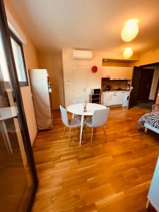 Kuchyňa alebo kuchynka v ubytovaní SUPERBE STUDIO AVEC PLACE DE PARKING + 12 fotografií