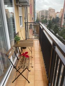 d'un balcon avec une table et un banc. dans l'établissement Tres Forques, à Valence