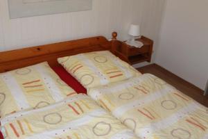 Postel nebo postele na pokoji v ubytování Wohnung in Fedderwardersiel mit Grill, Garten und Terrasse