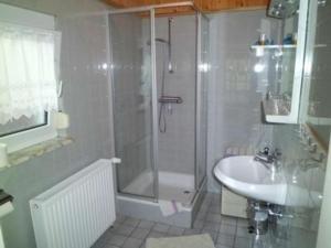 Koupelna v ubytování Wohnung in Fedderwardersiel mit Grill, Garten und Terrasse