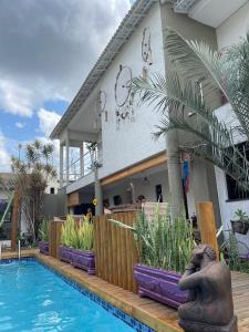 ein Resort mit einem Pool und einem Gebäude in der Unterkunft Pousada Macdonald in Eunápolis