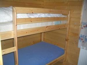 Bunk bed o mga bunk bed sa kuwarto sa Wunderschönes Ferienhaus in Saalfelder Höhe mit Terrasse, Garten und Grill