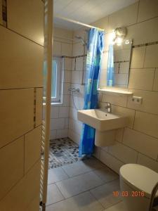 Koupelna v ubytování Ferienhaus Elli Landkreis Cuxhaven auch für Reisen mit Handicap geeignet