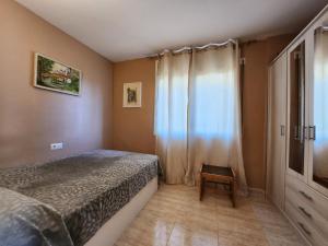 una camera da letto con un letto e una finestra di Apartamento Bellavista a Salou Altre 37 foto