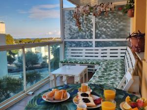 un balcone con tavolo e piatti di cibo di Apartamento Bellavista a Salou