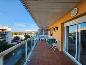 un balcone con tavolo e sedie di Apartamento Bellavista a Salou