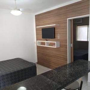 Habitación pequeña con cama y TV de pantalla plana. en Apartamento no Lacqua DiRoma III, com complexo aquático Caldas Novas, en Caldas Novas