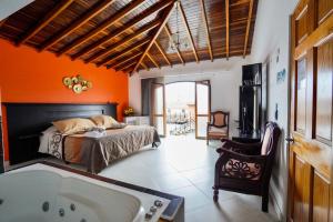 - une chambre avec un lit et une baignoire dans l'établissement Hotel Real Guatapé, à Guatapé