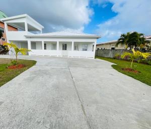 uma grande casa branca com uma entrada em SALT ST LUCIA em Vieux Fort