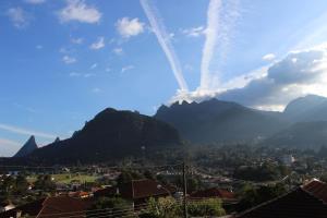 a view of a city with mountains in the background at Suíte de hóspedes independente com cozinha in Teresópolis