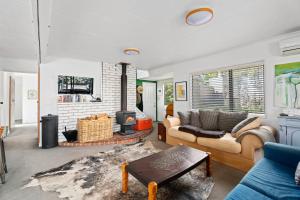 Una sala de estar con dos sofás y una chimenea. en Kings Drive - Wanaka Holiday Home, en Wanaka