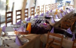 ノビ・トミシルにあるLavender - Restauracja i pokoje gościnneの紫ナプキンが付いた長テーブル