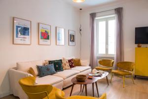 Una sala de estar con un sofá blanco y sillas. en RELAIS DEI GOTI, en Roma