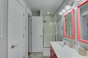 Bilik mandi di Hip and Spacious Midtown Cottage near Beale Street +12 gambar